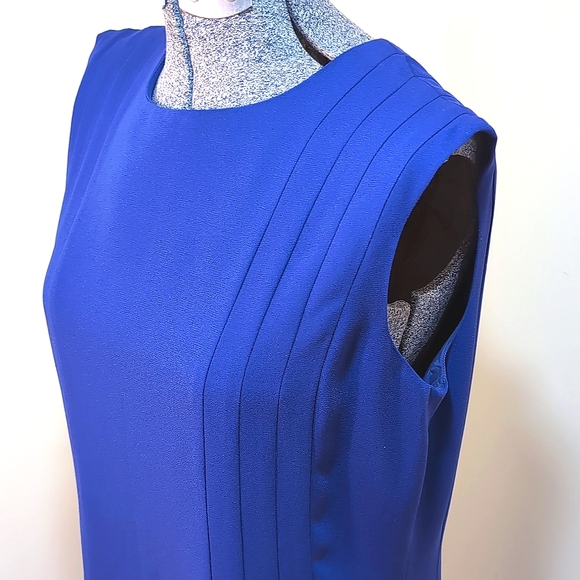 Women's Sleeveless Pleated Crepe Dress - Picture 9 of 12